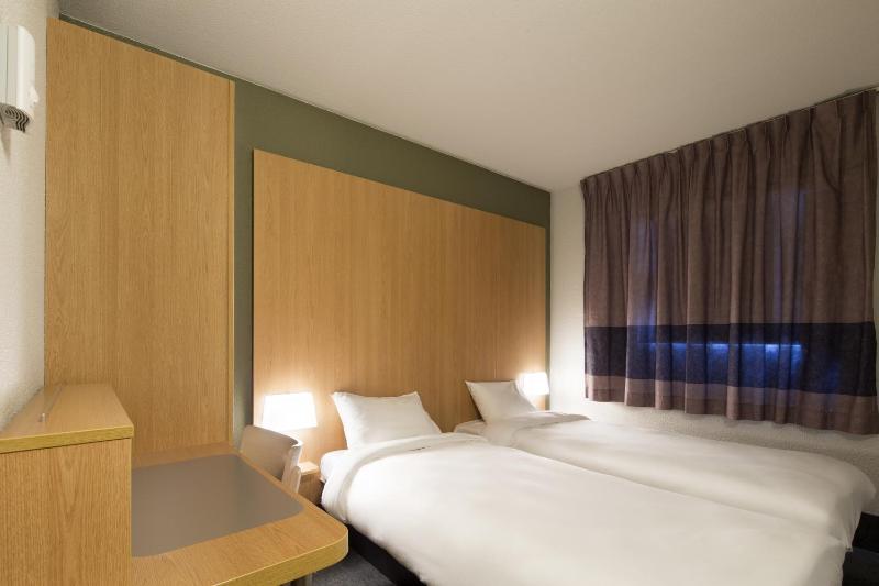 Twin Room image 3