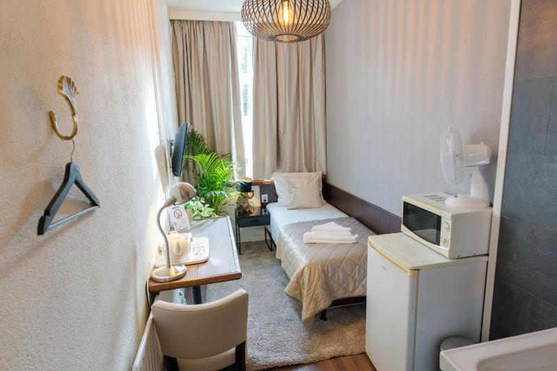 Single Room with Private Bathroom image 2