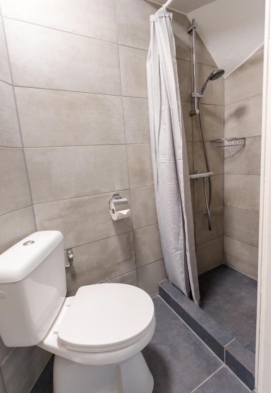 Single Room with Shared Bathroom image 1