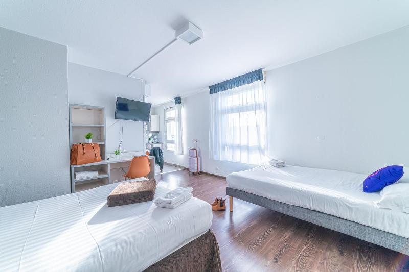 Deluxe One-Bedroom Apartment (4 Adults) image 2