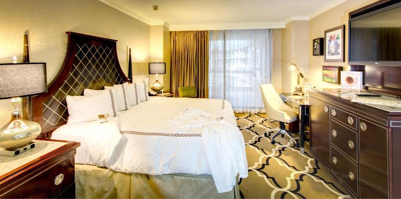 Premium King Room with Balcony image 1