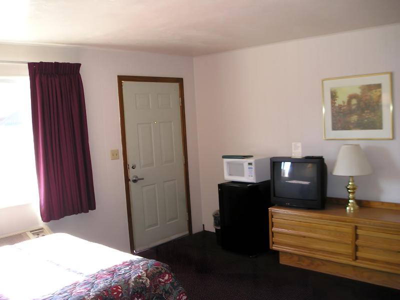 Queen Room with Two Queen Beds image 2