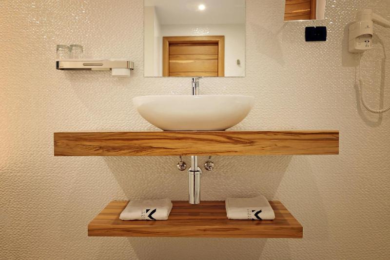 Presidential Suite with Balcony,Sea View and Hot tub image 2