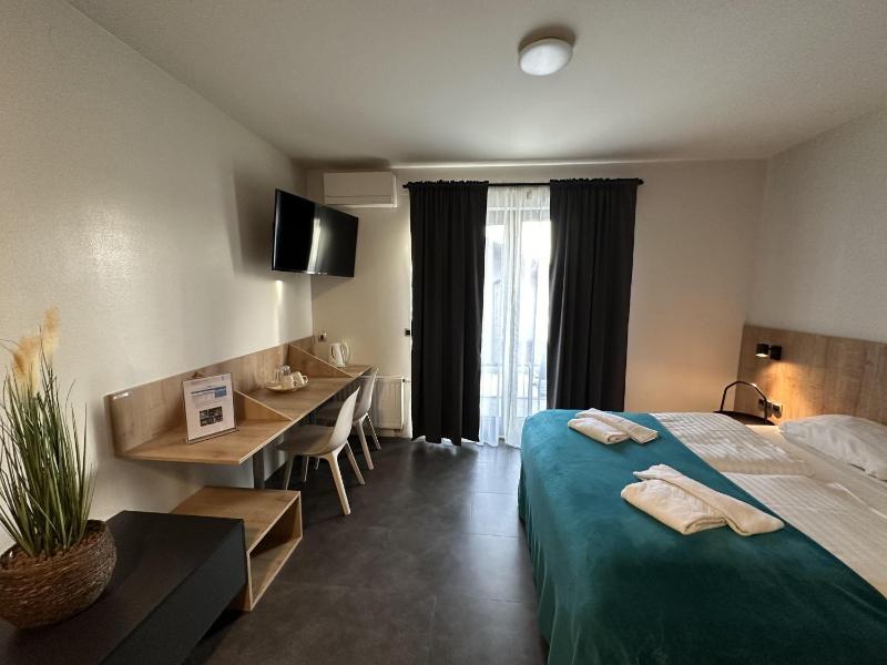 Double Room with Balcony image 3
