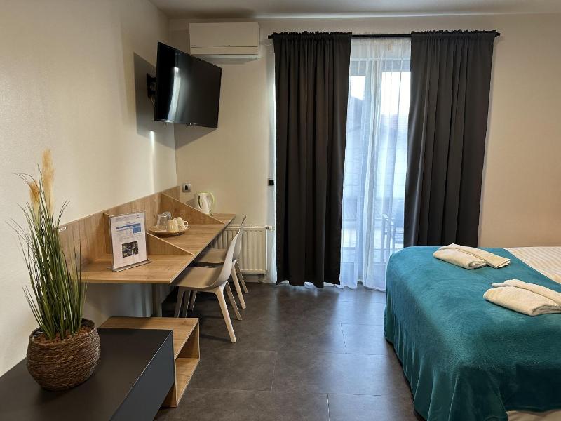 Double Room with Balcony image 4
