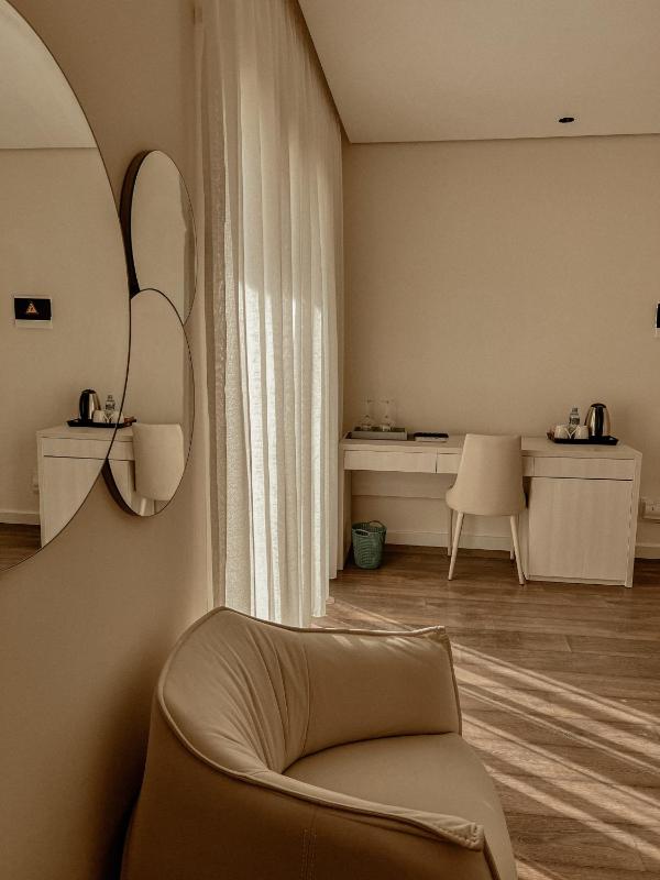 Deluxe Double Room with Side Sea View image 2