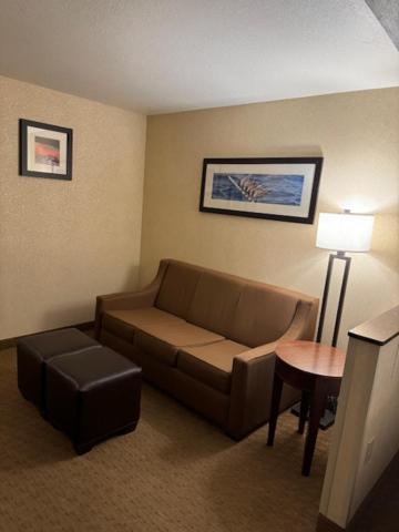 Queen Suite with Two Queen Beds and Sofa Bed - Non Smoking image 2