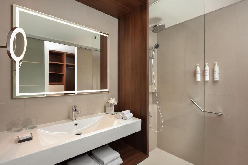 Signature King, Guest room, 1 King, Balcony image 2