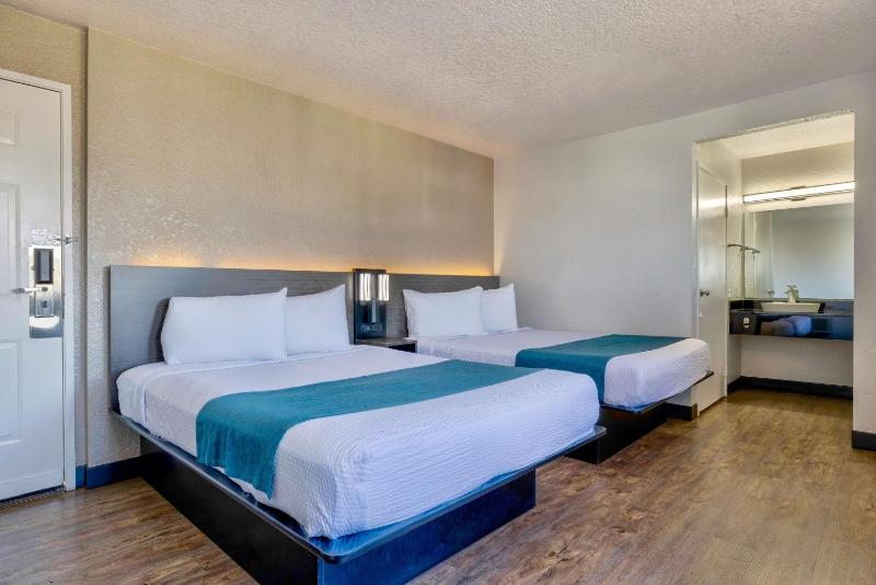 Quadruple Room image 4
