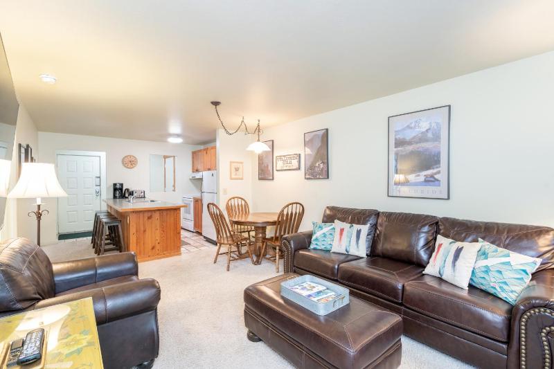Cozy two bedroom in the middle of it all! - image 5