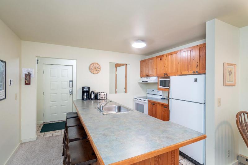Cozy two bedroom in the middle of it all! - image 15