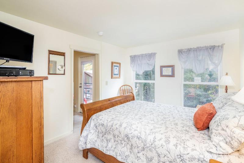 Cozy two bedroom in the middle of it all! - image 3