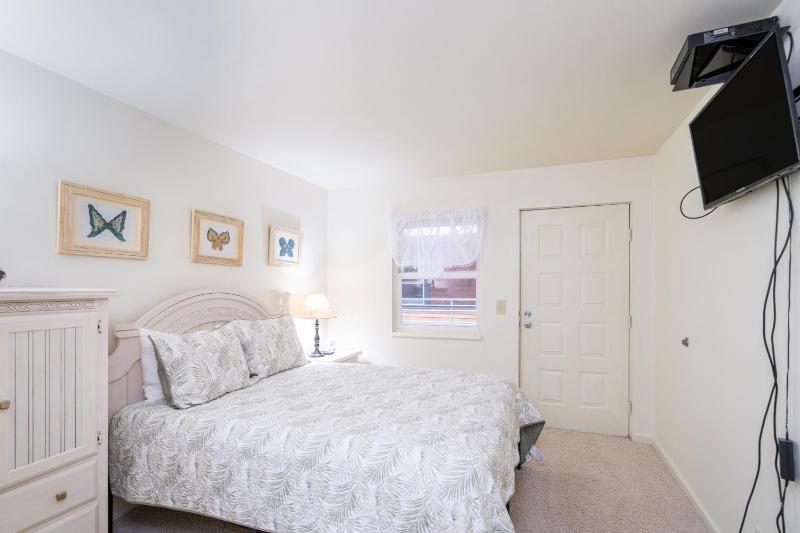 Cozy two bedroom in the middle of it all! - image 2