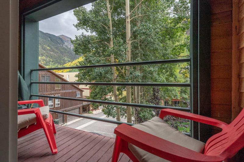 Cozy two bedroom in the middle of it all! - image 14