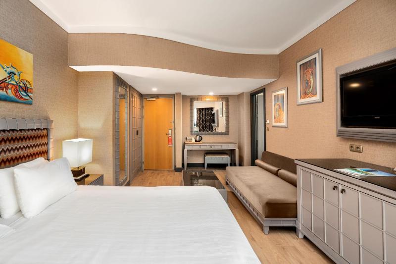 Corner Room image 4
