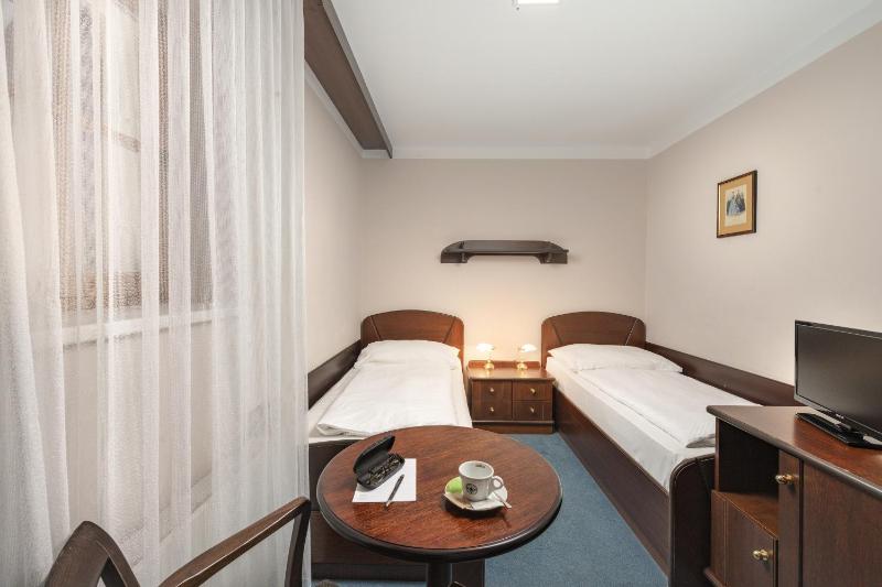 Economy Twin Room image 4