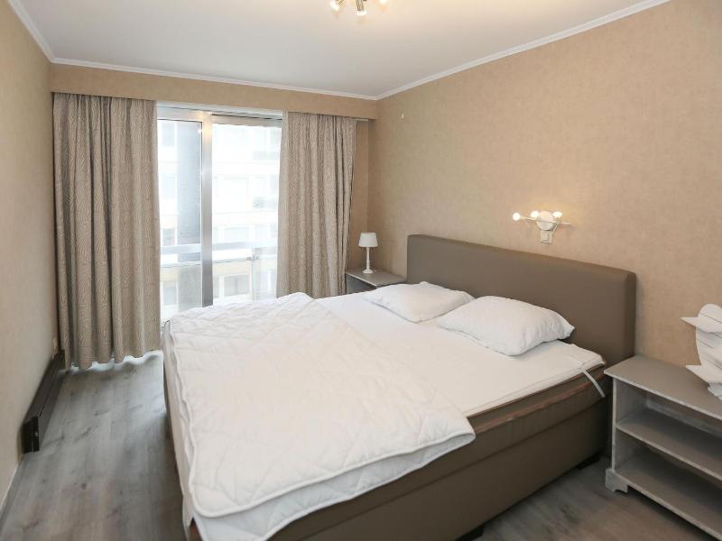 Spacious Coastal Retreat - image 23