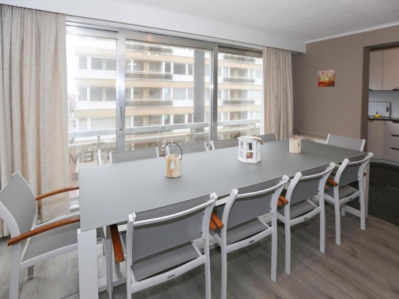 Spacious Coastal Retreat - image 19