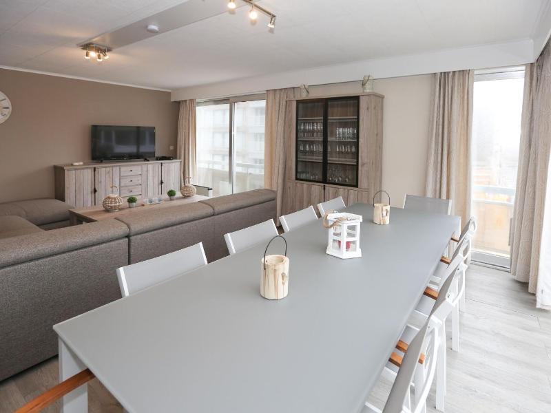 Spacious Coastal Retreat - image 20