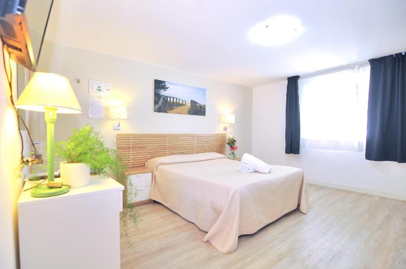 Double or Twin Room image 3