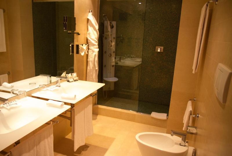 King Suite with Spa Bath image 3