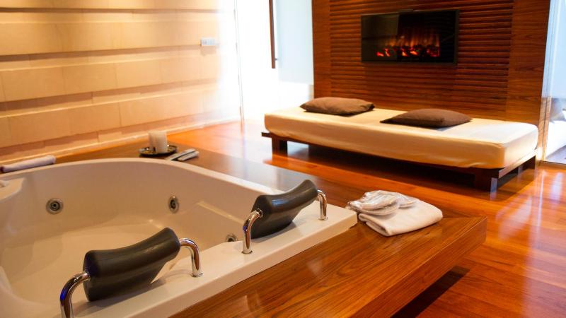 King Suite with Spa Bath image 2