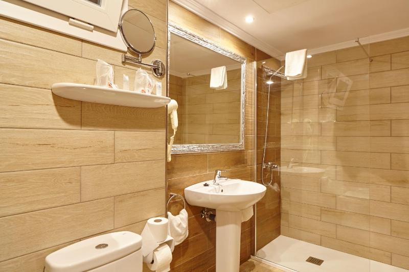 Double or Twin Room with Sea View image 4