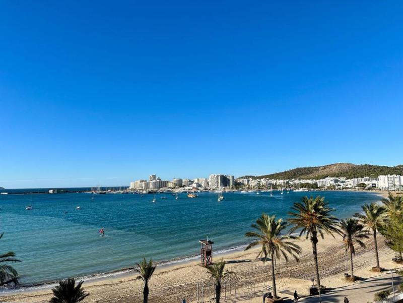 Double or Twin Room with Sea View image 3