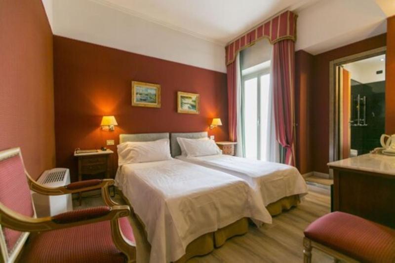 Classic Twin Room image 3