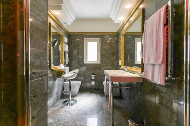 Superior Twin Room image 3