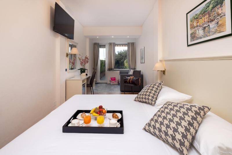 Quadruple Room with Sea View image 1