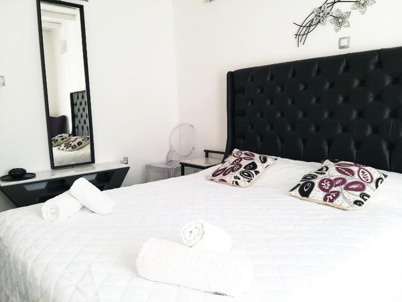 Double Room with Pool View image 3