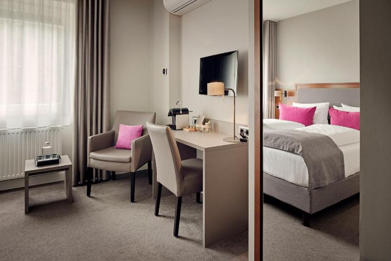 Double Room with Garden View image 4