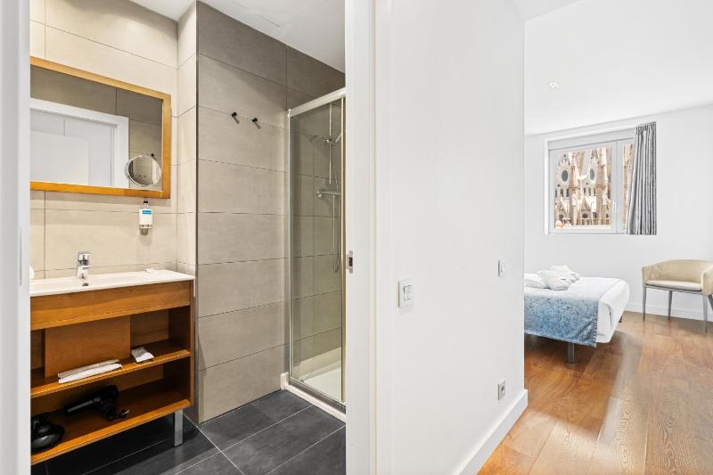 Four-Bedroom Apartment with City View image 4