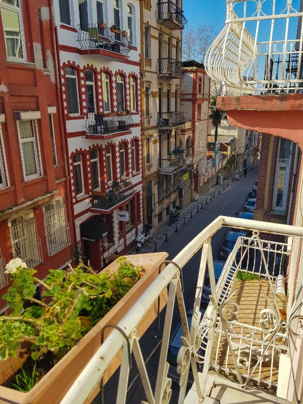 Standard Double Room with Shared Bathroom image 3