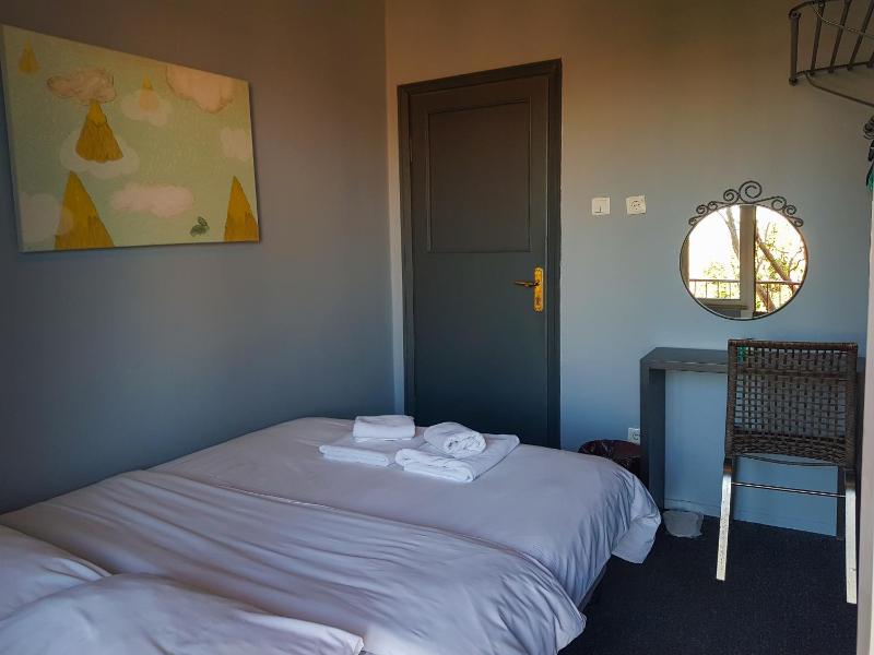 Small Double Room with Shared Bathroom image 4