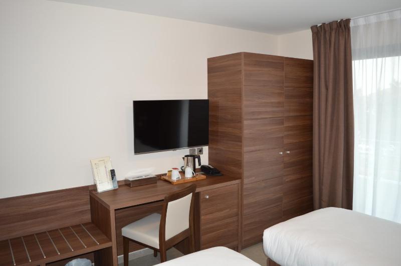 Superior Double or Twin Room with Sea View image 2
