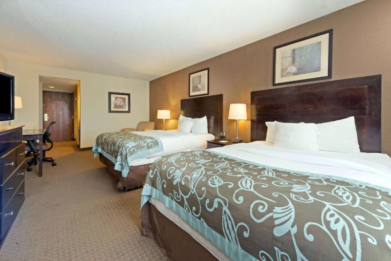 Queen Room with Two Queen Beds - Non-Smoking image 1