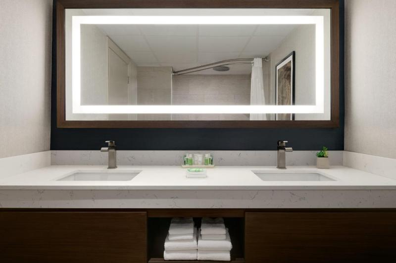 Queen Suite - Non-Smoking image 4