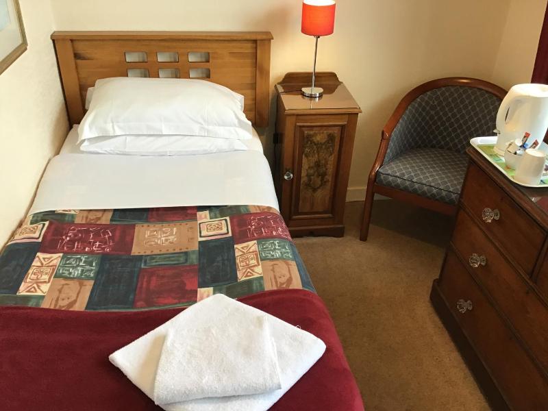 Single Room with Shared Shower and Toilet image 1