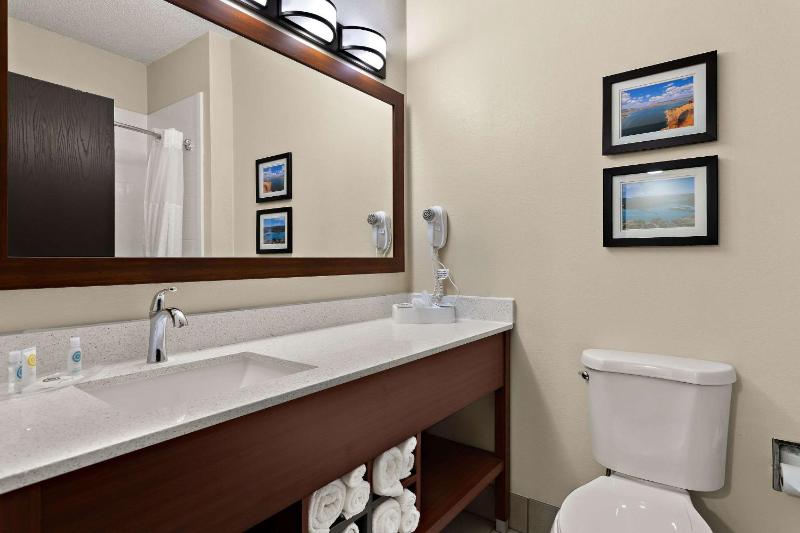 Queen Suite - Non-Smoking image 2