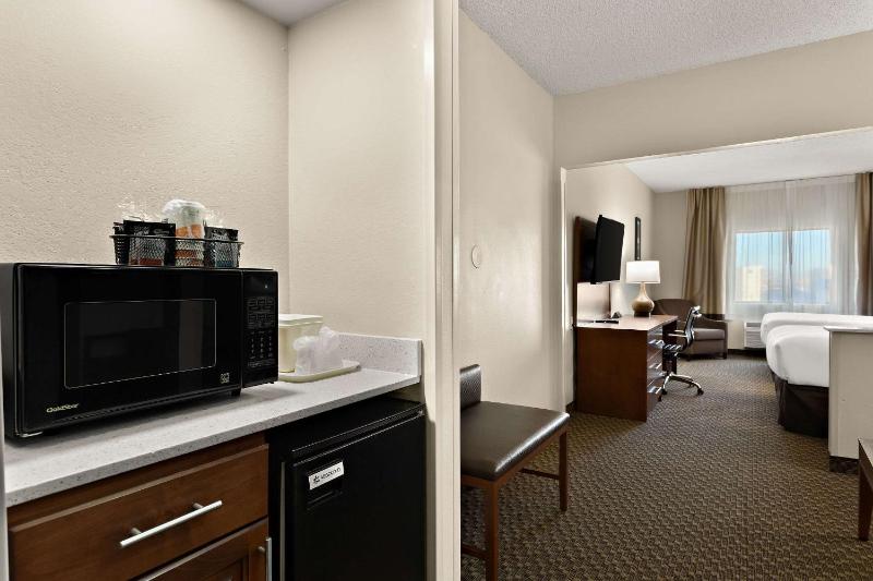 Queen Suite - Non-Smoking image 3