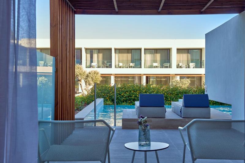 Double Room with Private Pool and Garden View image 1