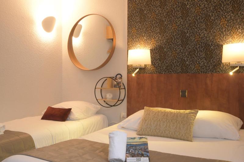 Triple Room with Bath image 3