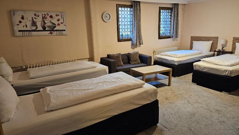 Economy Quadruple Room image 1