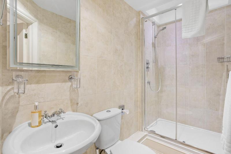 Deluxe Double Room with Shower image 2