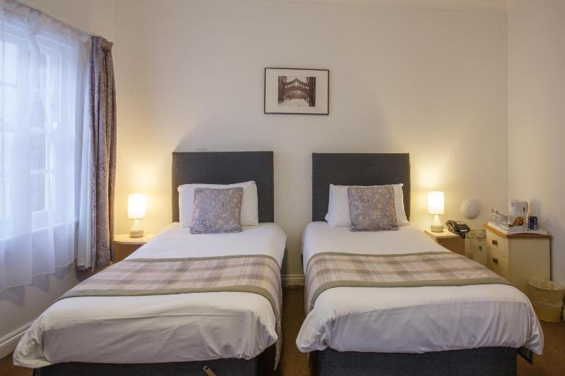Small Twin Room image 2
