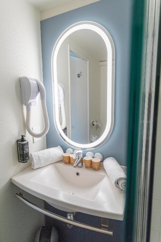 Standard room with 1 Double and 2 Single beds Ocean View image 2