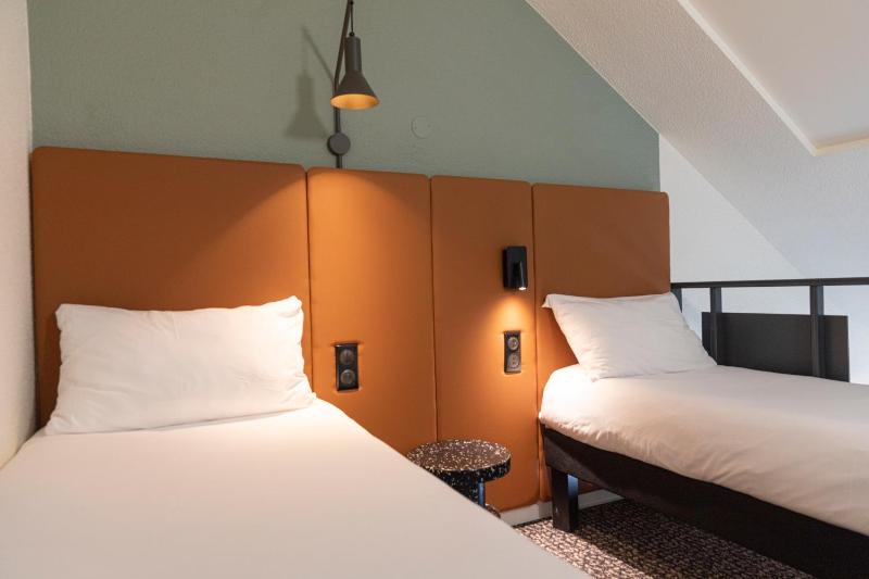 Standard room with 1 Double + 2 Single beds Duplex image 4