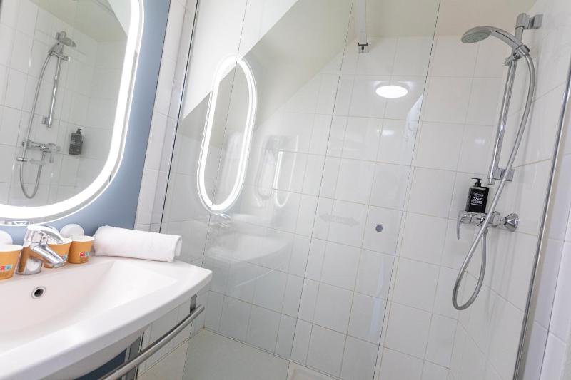 Standard room with 1 Double + 2 Single beds Duplex image 2